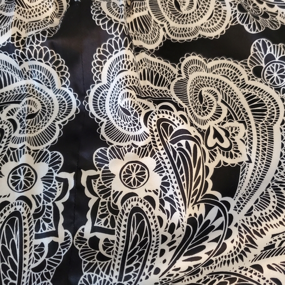 Black & White Paisley Sleeveless Top - Picture 7 of 7